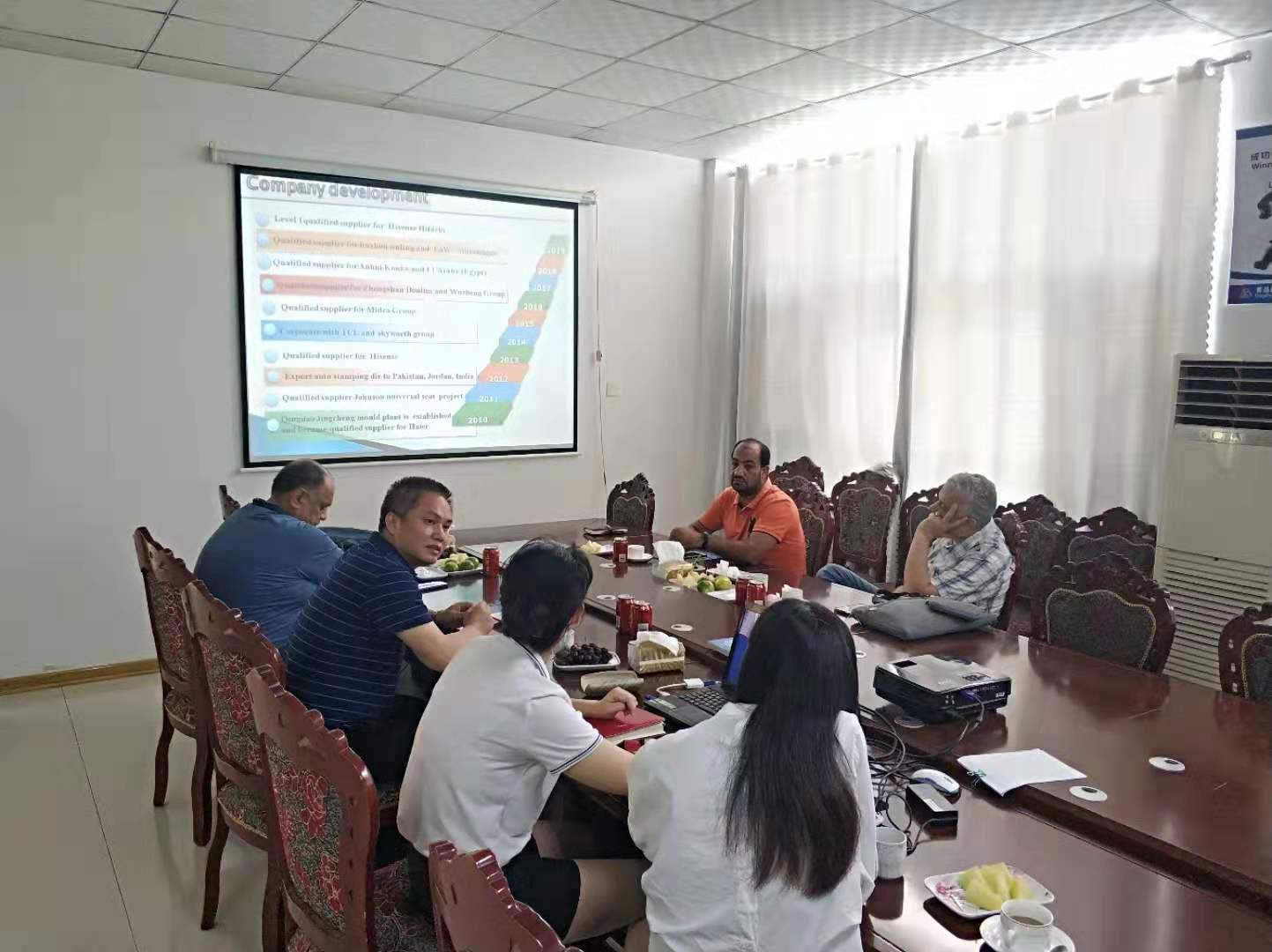 埃及客戶來廠參觀并查看鈑金加工件加工進度 埃及客戶來廠參觀并查看鈑金加工件加工進度